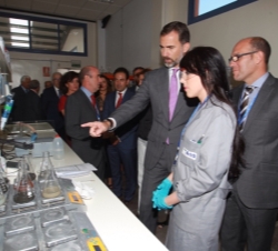 Don Felipe visita las instalaciones del laboratorio de metalurgia